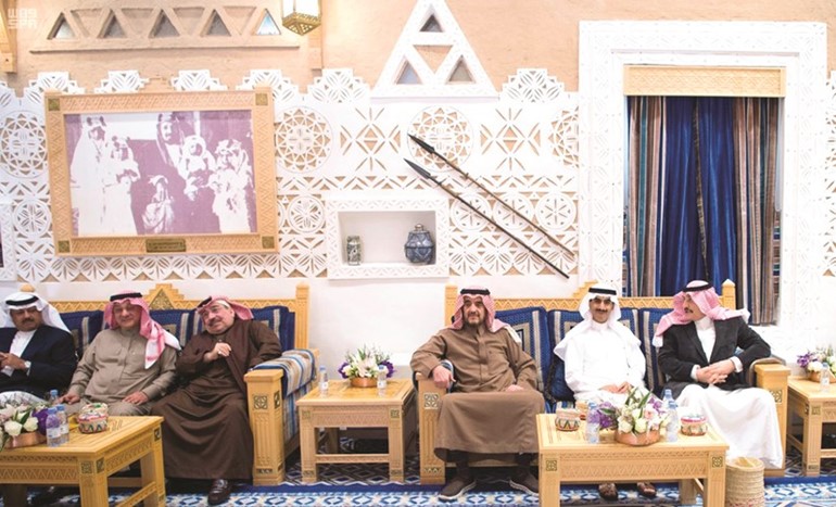 الشيخ ثامر الجابر مع بعض الحضور في اللقاء ﻿