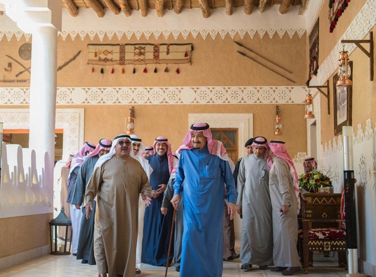 جانب من جولة الملك سلمان بن عبدالعزيز مع وزير الدفاع في القصر﻿