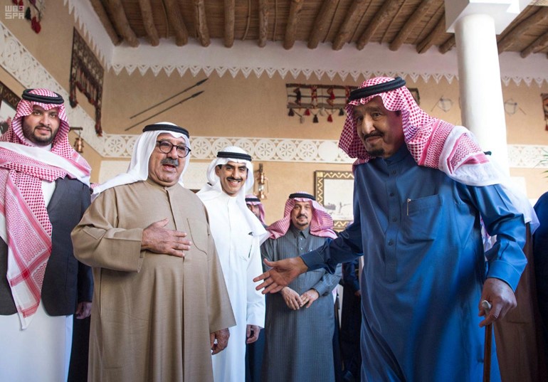 حديث بين خادم الحرمين الشريفين والشيخ ناصر صباح الأحمد بحضور الشيخ ثامر الجابر ﻿