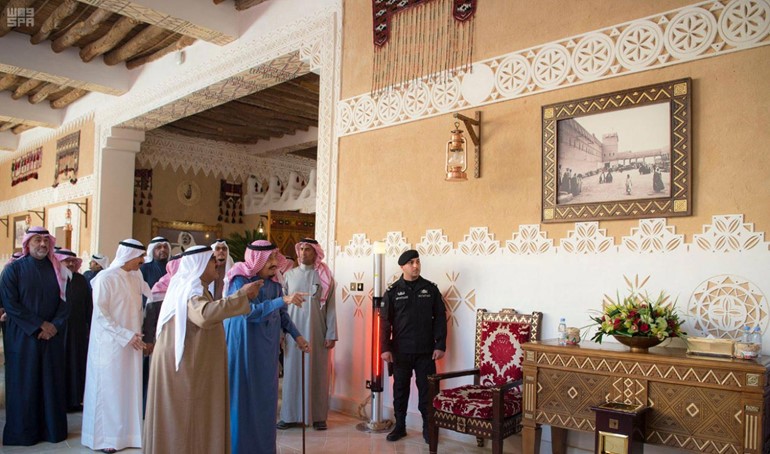 خادم الحرمين الشريفين والشيخ ناصر صباح الأحمد خلال جولة في منطقة قصر الدرعية التاريخية ﻿