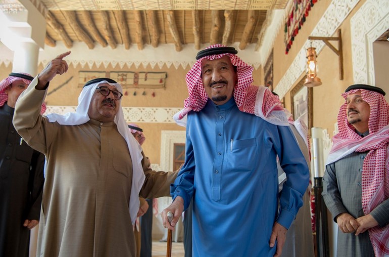 خادم الحرمين ووزير الدفاع خلال الجولة داخل منطقة قصر الدرعية التاريخية﻿