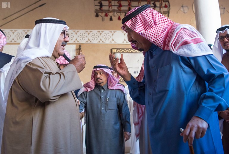 خادم الحرمين الشريفين الملك سلمان بن عبدالعزيز خلال اللقاء مع النائب الأول لرئيس مجلس الوزراء ووزير الدفاع الشيخ ناصر صباح الأحمد في قصر الدرعية 