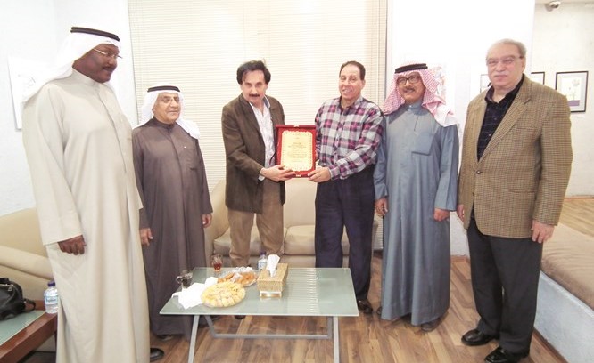 الزميل عماد جمعة مكرما الفنان عبدالعزيز ارتي على هامش الحفل﻿