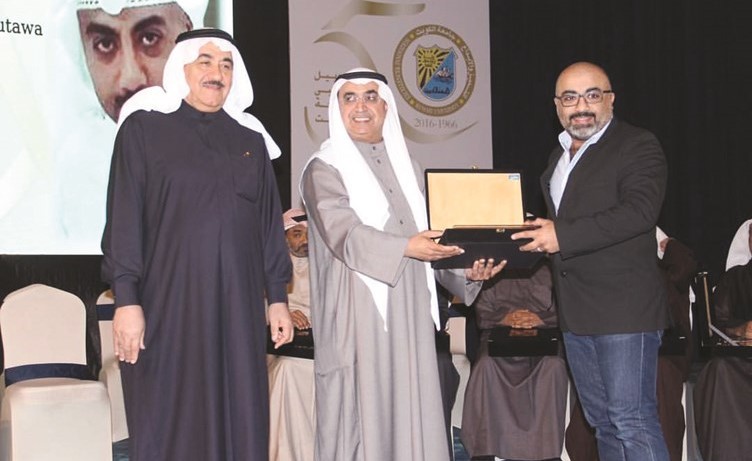 المطوع مكرما من قبل جامعة الكويت كليه العلوم بمناسبة مرور ٥٠ عام على الجامعة﻿
