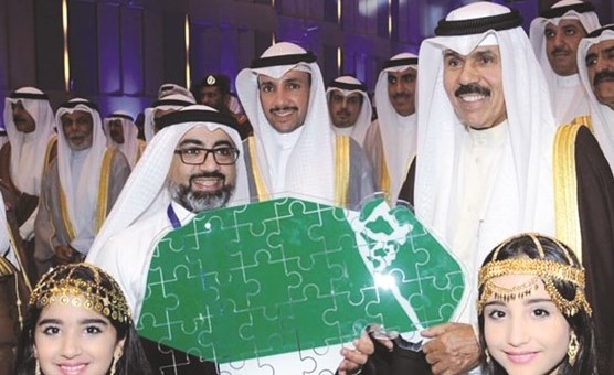 سمو ولي العهد الشيخ نواف الأحمد ورئيس مجلس الأمة مرزوق الغانم والمخرج راشد المطوع في احدى المناسبات الوطنية﻿