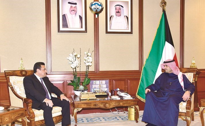 أنس الصالح أثناء استقباله السفير المصري طارق القوني﻿