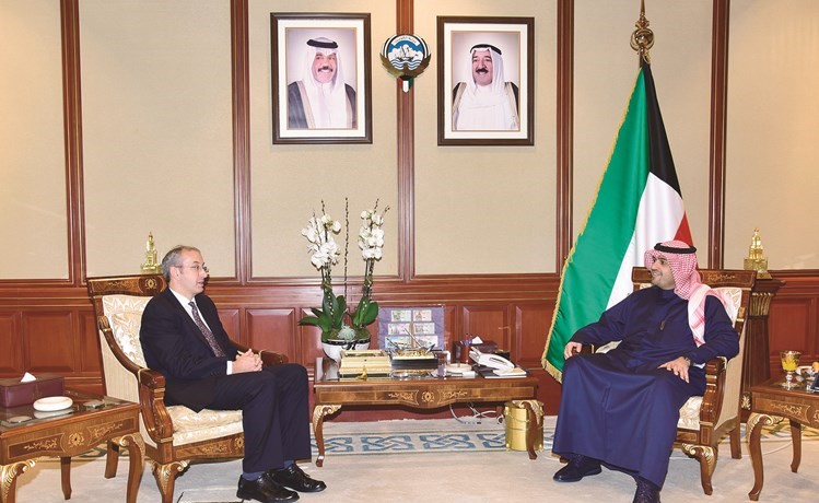 أنس الصالح أثناء استقباله السفير البريطاني مايكل دافنبورت﻿