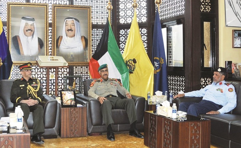 الفريق الركن محمد الخضر والعميد ساقير شاه واللواء الركن أحمد العميري والعميد الركن أبو المنصور خان في جانب من اللقاء﻿