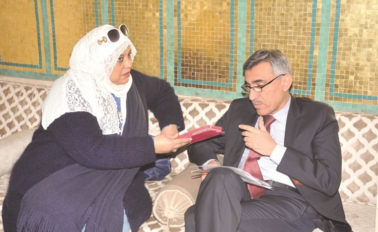 د.حسين الأنصاري متحدثا إلى الزميلة هناء السيد	(ناصر عبدالسيد) ﻿