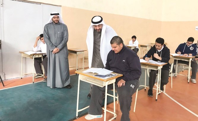 جاسم بوحمد متفقدا لجان الاختبارات﻿