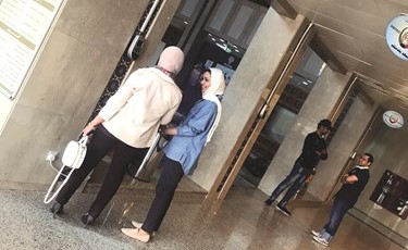 موظفو الصحة يبصمون لدى مغادرة الدوام﻿
