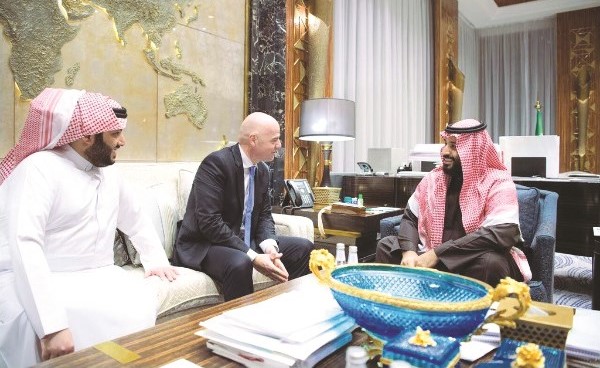 ولي العهد السعودي الأمير محمد بن سلمان مستقبلا رئيس فيفا جاني انفانتينو بحضور آل الشيخ﻿