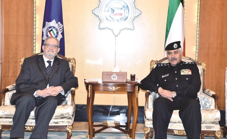 الفريق محمود الدوسري مستقبلا السفير الأميركي لورانس سيلفرمان﻿