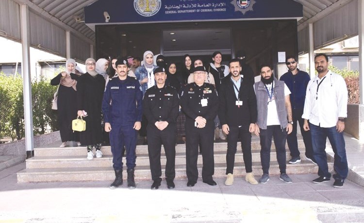 اللواء الركن شهاب الشمري يتوسط المشاركين في الدورة﻿