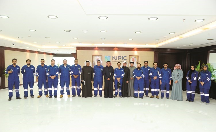 هاشم هاشم متوسطا الإدارة العليا لـ كيبك مع مجلس إدارة نقابة العاملين بالشركة﻿