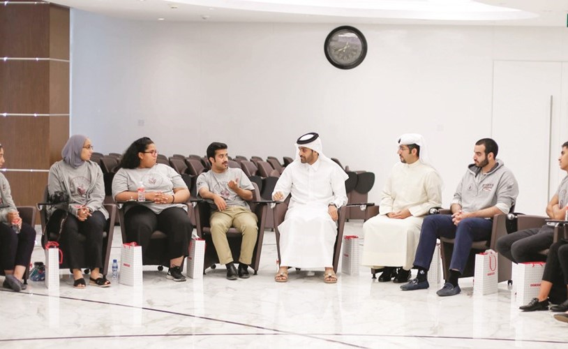 الشيخ محمد بن عبدالله آل ثاني يتوسط طلبة البروتيجيز﻿