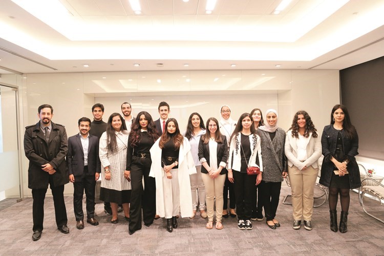 سارة القبندي من Ooredoo تتوسط طلبة البروتيجيز﻿