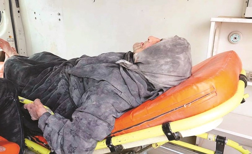  مسنة أصيبت بقصف الطيران المروحي بالبراميل المتفجرة على قرية صهيان بريف إدلب الجنوبي-(شام)﻿