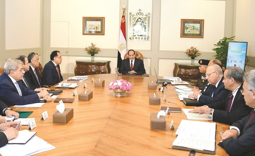 الرئيس عبدالفتاح السيسي يعقد اجتماعا مع القائم بأعمال رئيس مجلس الوزراء ومحافظ البنك المركزي وعدد من الوزراء وكبار المسؤولين﻿