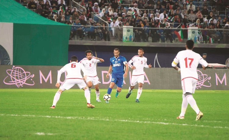 بدر المطوع محاصر من 4 لاعبين اماراتيين	(محمد هاشم)﻿