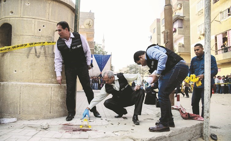 فريق من محققي نيابة أمن الدولة العليا باشر معاينة مسرح الحادث ..وفي الاطار الإرهابي إبراهيم إسماعيل ملقى على الأرض        		                (رويترز)