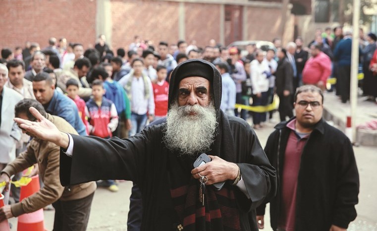 أحد الرهبان متحدثا عن الحادث وسط تجمهر كبير من أهالي منطقة حلوان		 (أ.ف.پ)﻿
