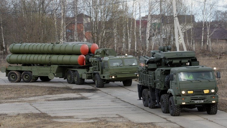 تركيا وروسيا توقعان اتفاقاً لإمداد أنقرة بصواريخ إس-400