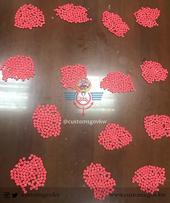 جمارك المطار تُوقع بوافدين حاولا تهريب 2 كيلو وربع ماريجوانا و1500 حبة ترامادول