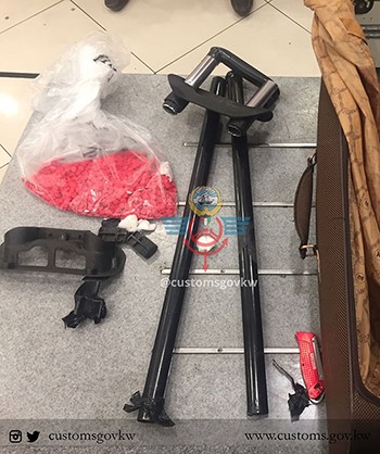 جمارك المطار تُوقع بوافدين حاولا تهريب 2 كيلو وربع ماريجوانا و1500 حبة ترامادول
