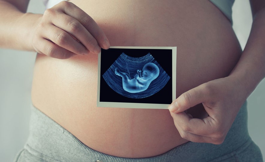 بالفيديو.. ردة فعل غير متوقعة لفتاة صماء عندما علمت أن أمها حامل