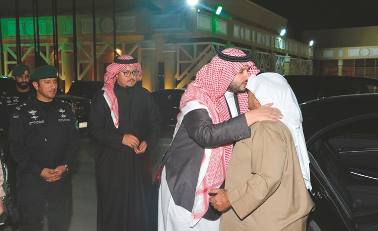 ﻿قبلة على رأس الشيخ ناصر صباح الأحمد قبيل مغادرته المملكة﻿