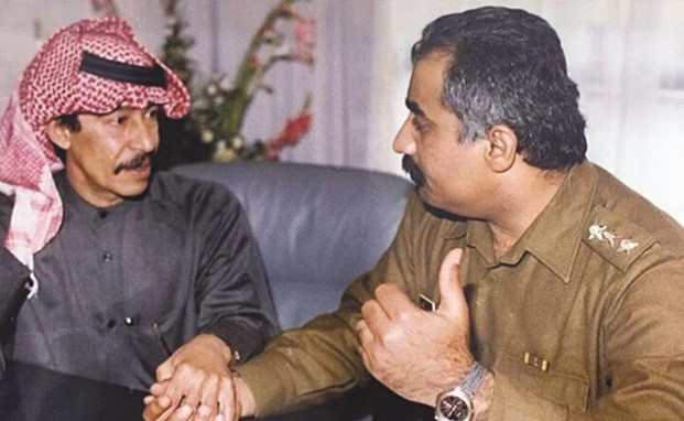 في مقر عمله مع المطرب عبدالكريم عبدالقادر﻿