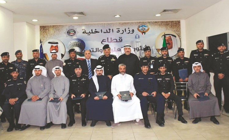  العميد الفودري متوسطا خريجي الدورة﻿