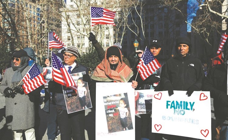 ﻿أميركيون من اصول يمنية يرفعون لافتات مناهضة لمرسوم ترامب حول الهجرة خلال مسيرة احتجاجية في نيويورك	(رويترز) ﻿