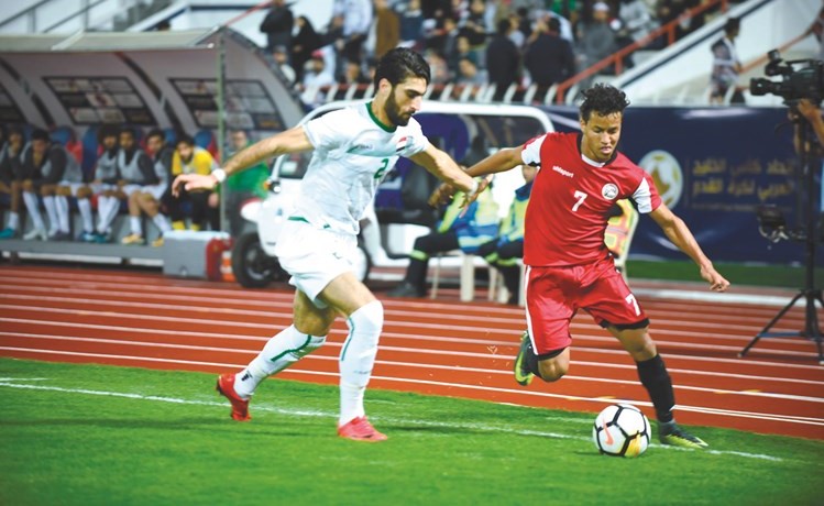صراع على الكرة بين اليمني أحمد عبدالحكيم والعراقي أحمد إبراهيم	 (أحمد علي)﻿