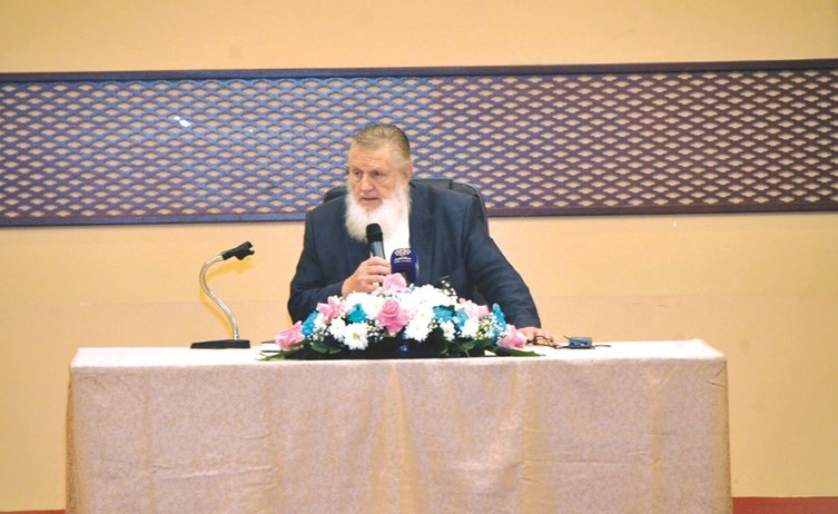 د.يوسف استس متحدثا	(عادل سلامه)﻿