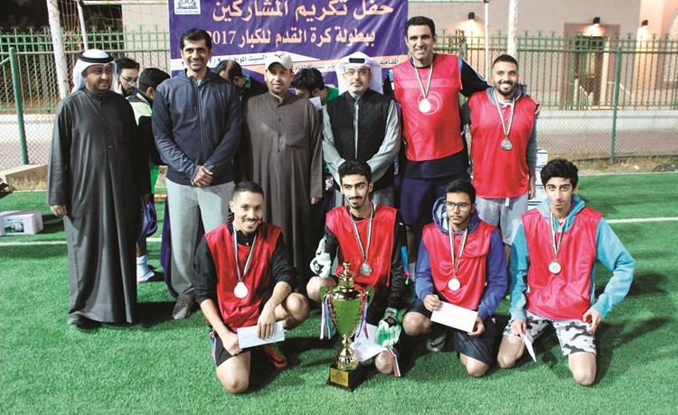 د. علي الكندري مع أعضاء الفريق الفائز ببطولة كرة القدم﻿