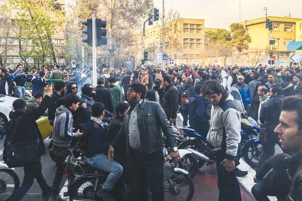 جانب من المظاهرات الاحتجاجية لليوم الرابع على التوالي في طهران وعدة مدن إيرانية أخرى	 (ا.پ) 