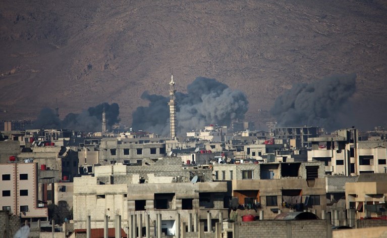 ﻿الدخان يتصاعد عقب غارة على منطقة حرستا التي تسيطر على المعارضة بريف دمشق	(ا.ف.پ) ﻿