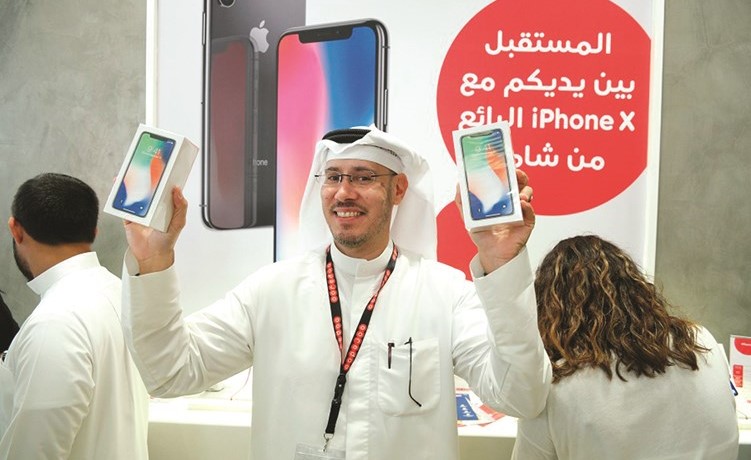 مجبل الأيوب حاملا أجهزة آيفون X﻿