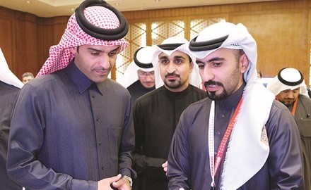 الشيخ محمد بن عبدالله آل ثاني أثناء زيارته لركن Ooredoo الخاص بالمنتجات الذكية﻿