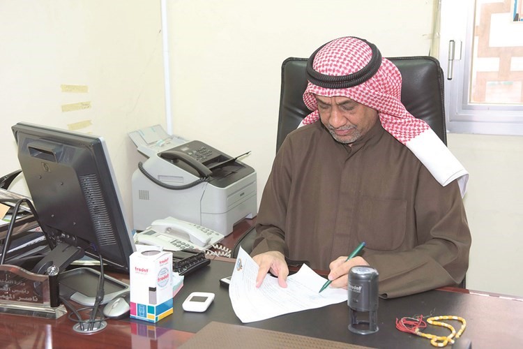 عبدالله الحجي رئيس قسم اثبات الجنسية لأبناء القصر يعتمد أوراقا رسمية فيما يخص شهادة الميلاد(محمد هنداوي)﻿