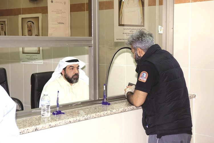 أحد المراجعين يستفسر عن معاملة شهادة الميلاد﻿