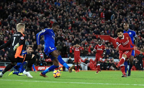كرة نجم ليڤربول محمد صلاح في طريقها لشباك ليستر سيتي (أ.پ)