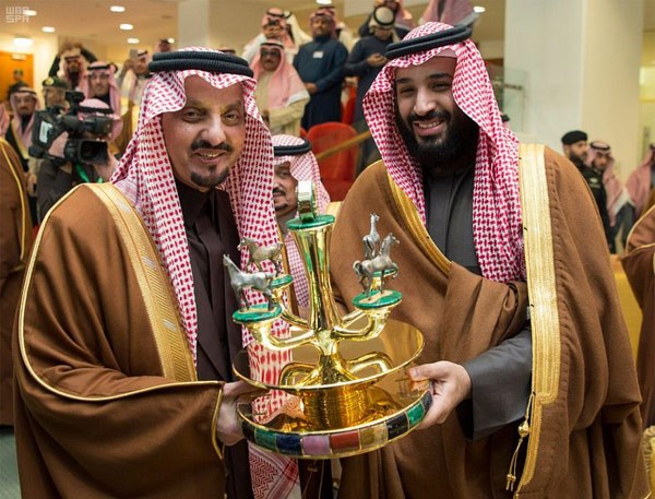 صاحب السمو الملكي الأمير محمد بن سلمان يسلم أحد الكؤوس إلى لصاحب السمو الملكي الأمير فيصل بن خالد