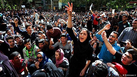 وزير الداخلية الإيراني: سنتصدى "لمن يستخدمون العنف ويثيرون الفوضى"