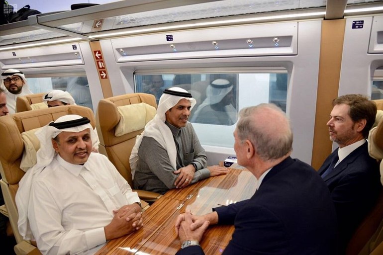 وزير النقل السعودي يستقل قطار الحرمين السريع في اول رحلة لكامل المسار