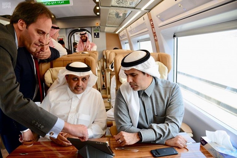 وزير النقل السعودي يستقل قطار الحرمين السريع في اول رحلة لكامل المسار
