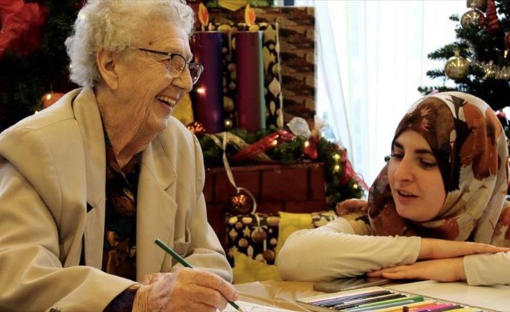 متطوعون مسلمون يساعدون كبار السن في دور رعاية هولندية