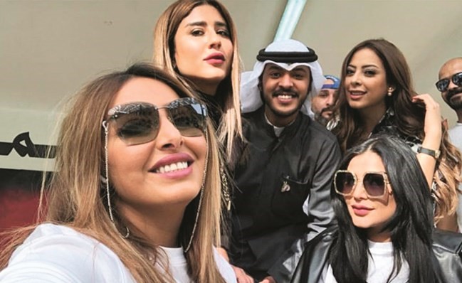عبدالله الطراروة يتوسط أمل وفاطمة وريم وليلى﻿